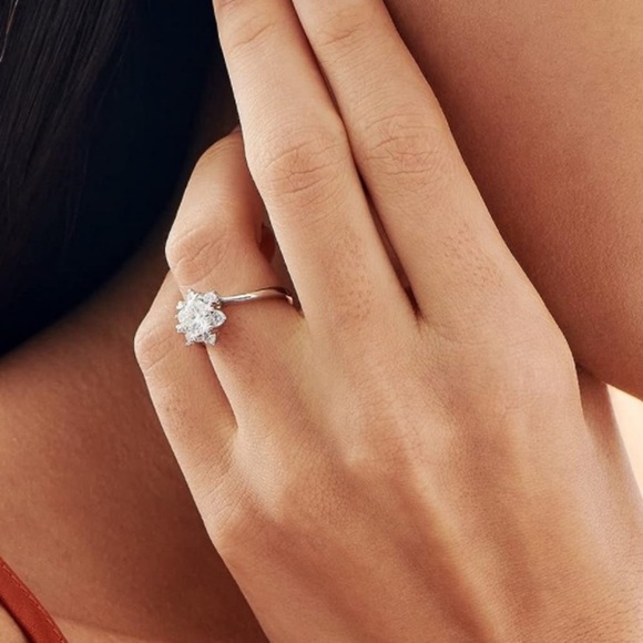 1 Carat Center Diamond 18k Engagement Ring Vintage Hearts and Flower - Picture 4 of 12